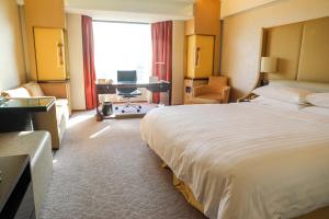 北京北京香格里拉的酒店客房设有一张大床和一张书桌。