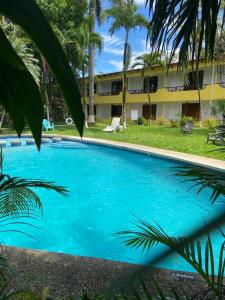 萨玛拉萨马拉海滩酒店的大楼前的大型蓝色游泳池