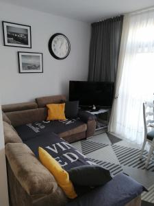 科沃布热格Apartament szafirowa25 pietro1的带沙发和电视的客厅