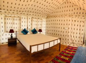 阿格拉Agra Camps and Resort的一间卧室,卧室内配有一张大床