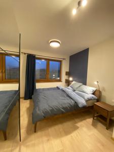 瓦尔卡Panorama Home Valča的一间卧室配有一张大床和一张桌子