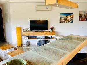 埃斯特角城Apartamento Acapulco Roosevelt的客厅配有桌子和电视