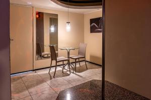 累西腓Fada Hotel - Motel Adults Only的一间设有玻璃桌和椅子的用餐室