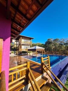 戈亚斯州上帕莱索Villa Tereza的一座带游泳池和大楼的房子