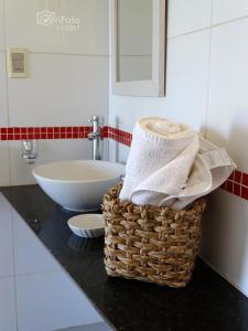 德尔迪阿布罗角Dejeps的浴室提供毛巾篮和水槽
