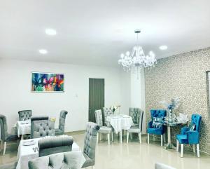 巴兰基亚Hotel Platinum Barranquilla的一间带桌椅和吊灯的用餐室