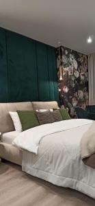 哈尔科夫Citylife Boutique Hotel的一间卧室设有一张大床和绿色的墙壁