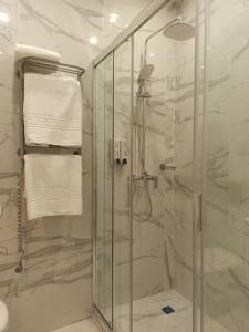 哈尔科夫Citylife Boutique Hotel的带淋浴的浴室和玻璃淋浴间