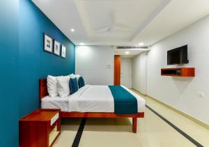 科钦The Reach Hotel的一间卧室配有一张蓝色墙壁的床