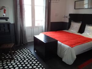 圣让-德吕兹Toki Alai的一间卧室配有一张带红色毯子的大床
