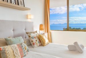 阿尔库迪亚Apartment Alcudia Ocean View的一间卧室设有一张床和一个大窗户