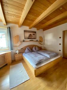 维尔德科格尔山麓布兰贝格AlpenApartment的一间卧室设有一张床和木制天花板
