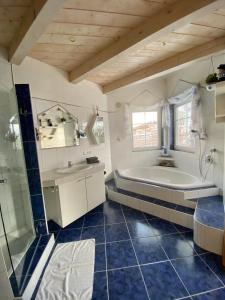 维尔德科格尔山麓布兰贝格AlpenApartment的带浴缸和盥洗盆的大浴室