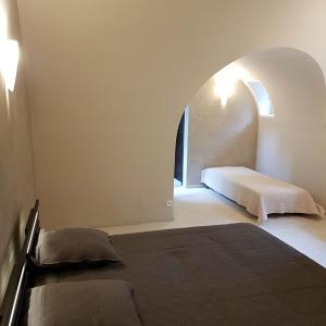 戈尔德Bastide au coeur du Lubéron的一间卧室设有一张床和一个拱门