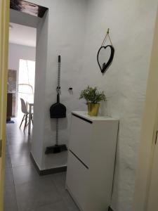 摩亚Moya, Senderos y naturaleza的白色的厨房,橱柜上放着植物