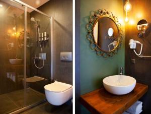 达特恰PAYAM BUTİK OTEL的一间带卫生间、水槽和镜子的浴室