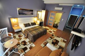 伊斯坦布尔伊斯坦布尔卡尔克顿酒店的酒店客房,配有床和地毯