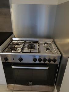 Saint-Sernin-du-PlainGîte Santenay les Bains的厨房内设有一个炉灶烤箱