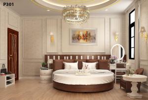 下龙湾Halong Lavender Hotel的一间卧室配有一张大床和一个吊灯。