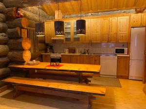 列维Levi Log Cabin - Viprakka 4A的厨房配有木桌和冰箱。