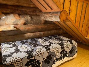 列维Levi Log Cabin - Viprakka 4A的小木屋内一间卧室,配有一张床