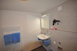 Fürstenaubruck瓦尔德海姆旅馆的白色的浴室设有水槽和镜子