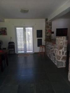 里奥塞瓦约斯Camino al Cuadrado的客厅设有壁炉和石墙