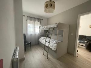 Apartamentos Como en Casa - SN - Macael客房内的一张或多张双层床