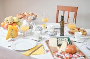 欧德鲁佐Peregrina Pensión 1的餐桌,配有食物、葡萄酒和奶酪
