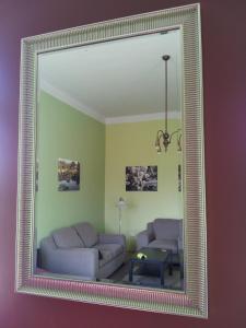 布达佩斯多瑙河pan工作室的镜子反射着客厅,客厅配有沙发和桌子
