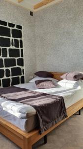 久姆里JINJOTEL Gyumri的卧室内的一张带木框的大床