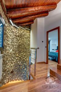 恩坎普Casa Pairal Candia的客厅的石墙,带梯子