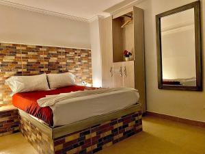 卡塔赫纳Hotel El Viajero Centro的一间卧室配有一张砖墙床