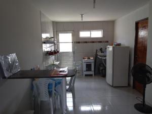 雅克南Residencial Água Viva Extra的厨房配有桌子和冰箱