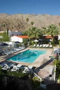 棕榈泉阿尔卡扎棕榈泉酒店的享有带躺椅的游泳池的顶部景致