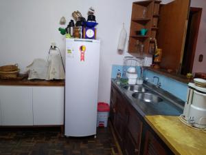 特雷齐蒂利亚斯Sítio Kanisfluh的厨房配有白色冰箱和水槽