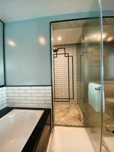 孟买孟买马林德莱弗洲际酒店的带浴缸和玻璃淋浴间的浴室。