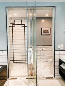 孟买孟买马林德莱弗洲际酒店的浴室里设有玻璃门淋浴
