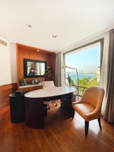 孟买孟买马林德莱弗洲际酒店的办公室,配有桌子、椅子和窗户