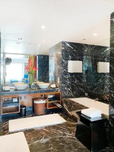 孟买孟买马林德莱弗洲际酒店的一间带两个盥洗盆和大镜子的浴室
