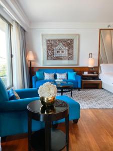 孟买孟买马林德莱弗洲际酒店的客厅配有蓝色的沙发和床。