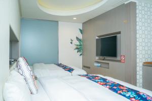 鱼池乡日月潭天月水色民宿 (老街-停車-度假）skylight bnb的客房设有3张白色的床和平面电视。