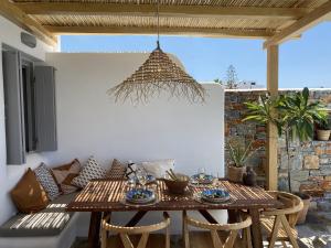 圣安娜纳克索斯Villa Ypsilon Naxos - luxury holiday house with amazing sea view & private pool的庭院里的桌椅