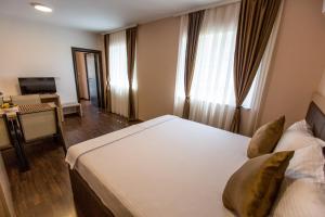 多布拉沃达Atlantic Hotel的酒店客房设有一张大床和一张书桌。