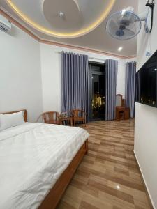 Khách sạn Nguyên Long客房内的一张或多张床位