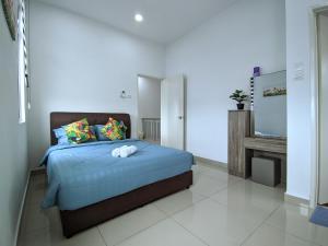 Bandar PenawarDesaru Comfy Home with Netflix Near Beach, Waterpark & BBQ的一间卧室配有一张蓝色床单和壁炉