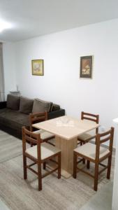 Gornja ToplicaApartman Jevtić 2的客厅配有桌椅和沙发