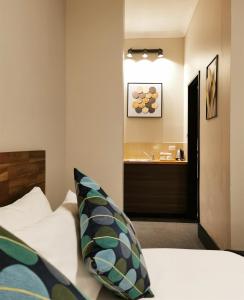 悉尼悉尼克雷西酒店的酒店客房设有床和水槽