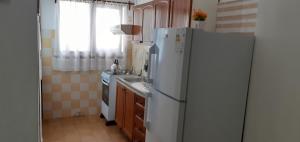 皮里亚波利斯Flomar的厨房配有白色冰箱和水槽