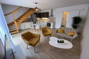 Saint-Julien-les-Villasappartement maison en duplex 80m² jardin terrasse的客厅配有沙发和桌子